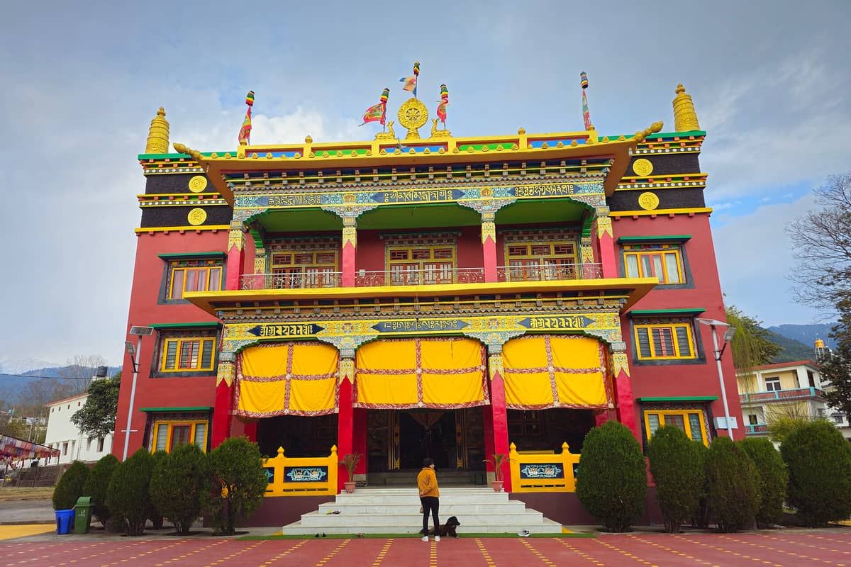 Colourful facade of Chokling Monastery in the Tibetan colony at Bir